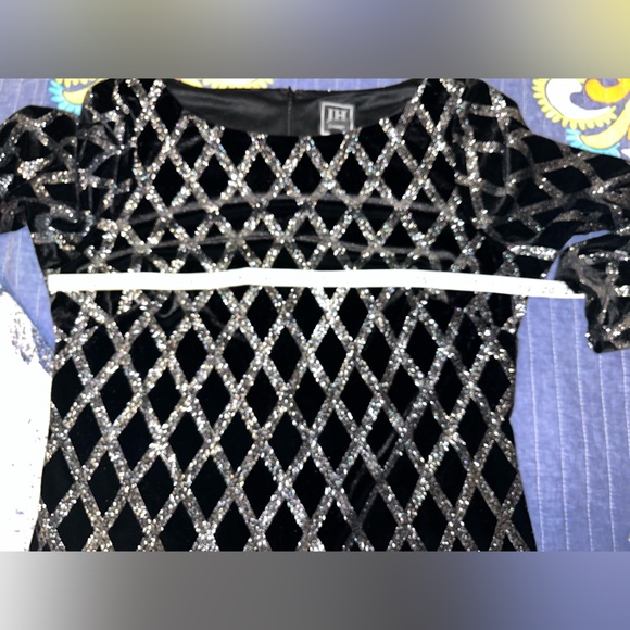 Elegant Black and Silver Midi Dress - Picture 9 of 9